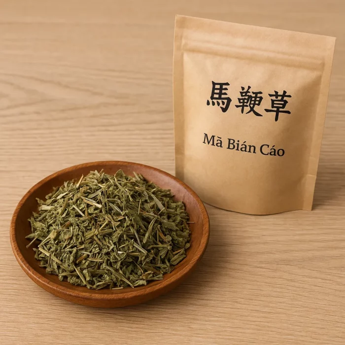 Verveine officinale séchée (Mǎ Biān Cǎo) en MTC, présentée en coupelle bois avec sachet kraft d’herboristerie chinoise