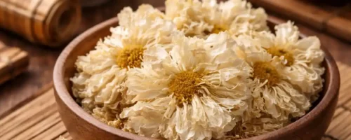 Fleurs de chrysanthème séchées Ju Hua en bol traditionnel asiatique pour infusion MTC