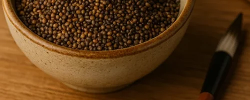 Bol en céramique contenant les graines de Cuscute Tu Si Zi, sur un fond naturel et zen asiatique avec étiquette en caractères chinois.