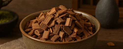 He Huan Pi – écorce d’Arbre à Soie séchée dans un bol zen sur fond en bois