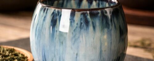 Tasse à thé japonaise en céramique dans un décor asiatique