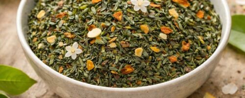 Mélange de thé vert Sencha avec zestes d’agrumes, cannelle, pétales de fleur d’oranger et éclats d’amande