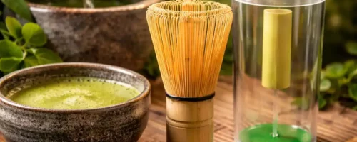Chasen en bambou naturel pour préparation du thé matcha avec mousse fine